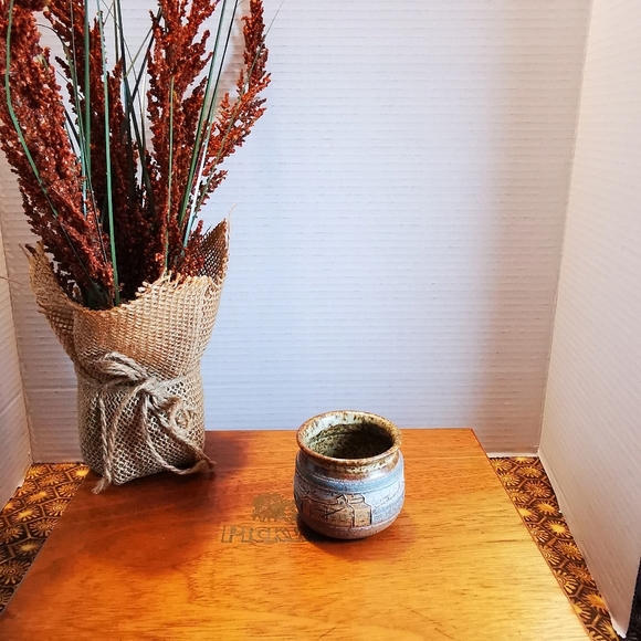 Small Striped Speckled Pottery Vase Etched with House Hills and Birds in Flight - Picture 2 of 16